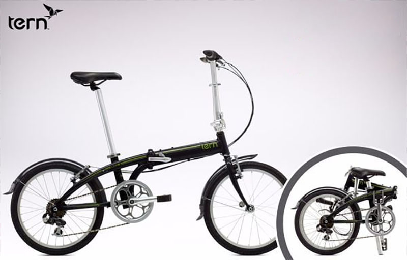 Thương hiệu xe Tern Tern là thương hiệu xe đạp gấp của Đài Loan, được đánh giá cao về tính linh hoạt, đặc biệt là những người di chuyển trong thành phố. Xe đạp gấp Tern có thiết kế siêu nhỏ gọn, cơ chế gấp nhanh, có thể dễ dàng mang theo mà không chiếm nhiều diện tích. Xe có hệ thống truyền động SRAM 30 tốc độ, giúp xe có thể hoạt động trơn tru trên nhiều dạng địa hình, khả năng sang số nhẹ và vô cùng chính xác. Bên cạnh đó, xe còn là sự kết hợp giữa lot 11-26T cùng đùi đĩa 50 răng, mang đến hiệu suất ổn định, tiết kiệm sức và phù hợp cho cả những người mới đạp xe. Không chỉ có vậy, xe đạp gấp Tern còn có tay lái kiểu Bullhorn mang đến 2 tư thế cầm lái khác nhau - thanh ngang cho tư thế thoải mái khi đi chậm, mũ chùm khi di chuyển nhanh.