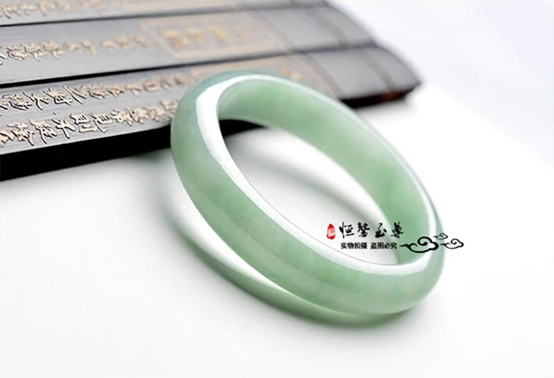 Tặng trang sức cho mẹ